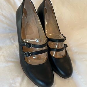 Naturalizer Mary Jane heels with small platform. Black leather.